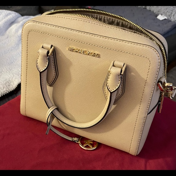 Michael Kors Purse. - Picture 4 of 11